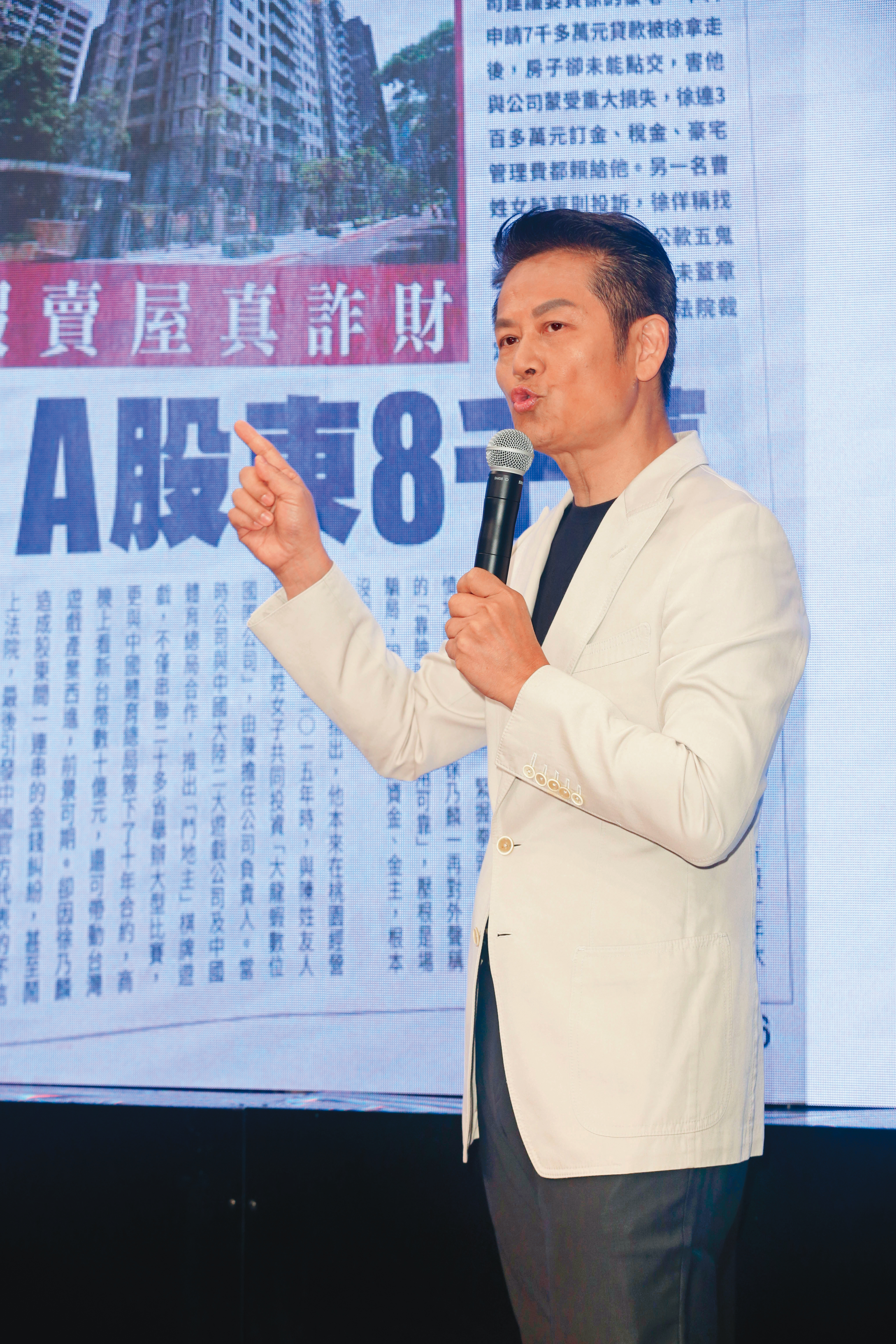 徐乃麟去年官司纏身，還求神問卜想改運，手上也只剩二節目。