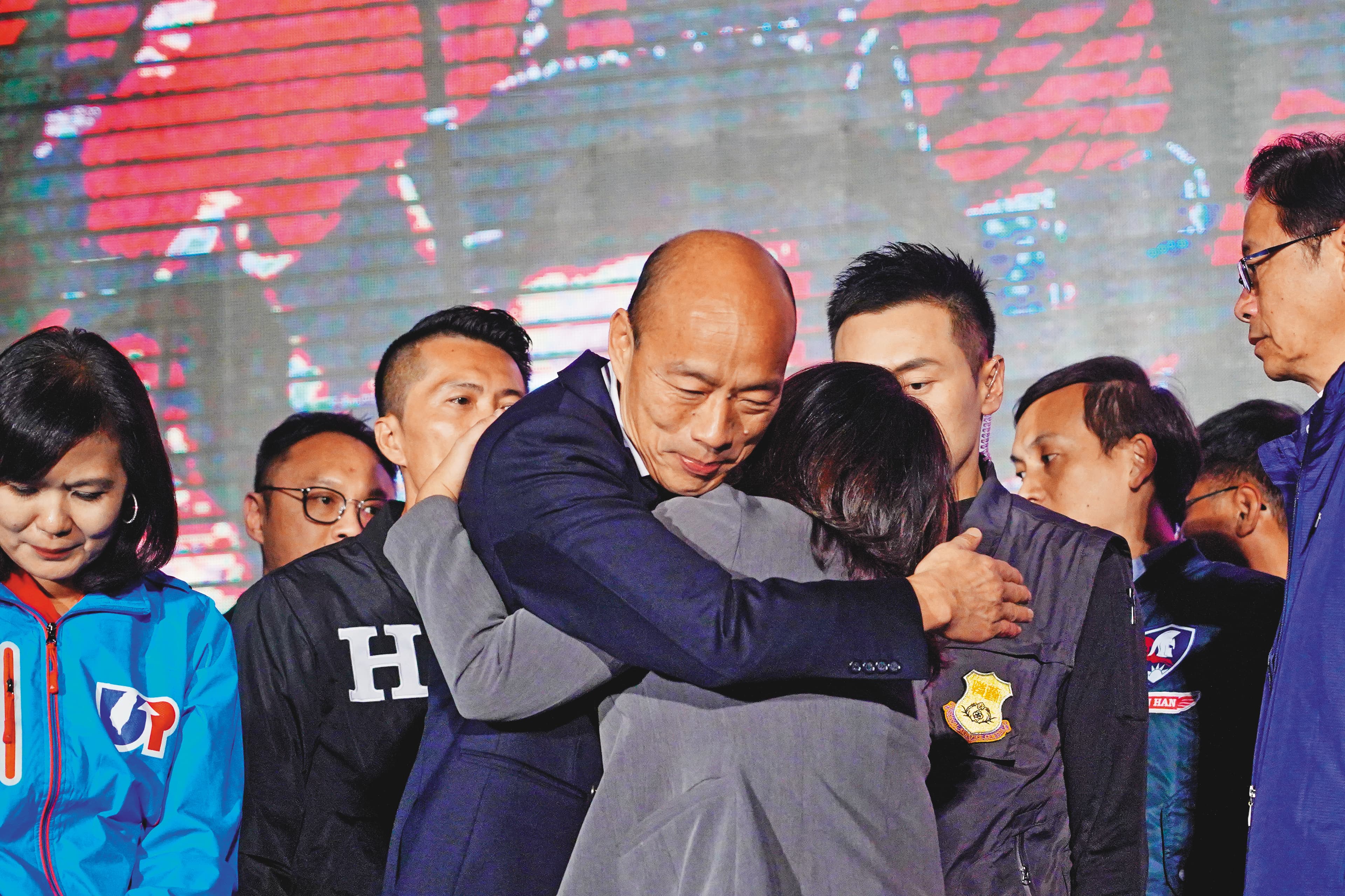 時隔1年，韓國瑜在本命區高雄慘跌28萬票，眼下首要任務是先回歸市政，並撫平罷免聲浪。