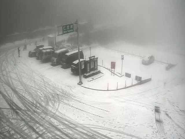 稍早合歡山已開始下雪了，有不少民眾把握機會直衝山上賞雪。（翻攝自即時影像監視器）