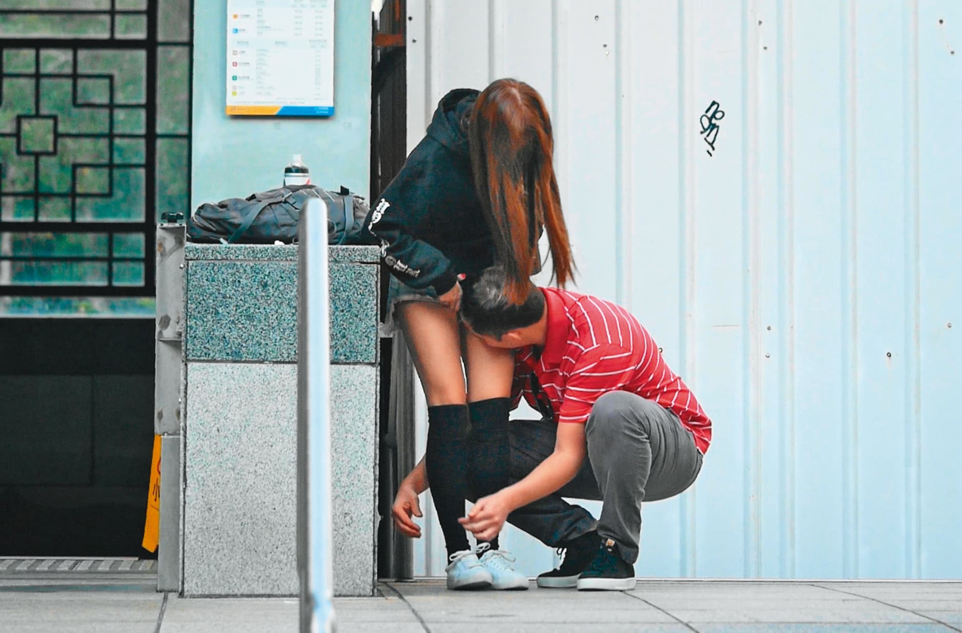 腿根聞到愛 14：54 趁著幫綁鞋帶，翁滋蔓的男友頭蹭到她胯下，順便吮大腿。
