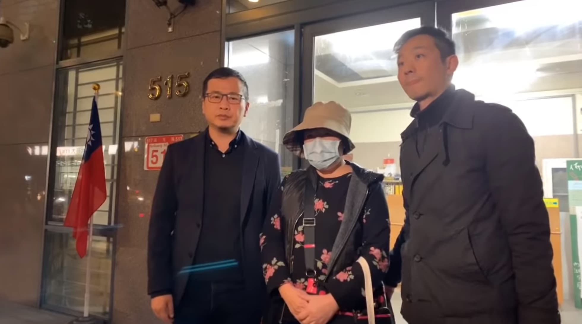 王姓女網在台北市議員羅智強陪同下，現身派出所應訊，她也對著鏡頭鞠躬道歉。（翻攝自戰神94強YouTube頻道）