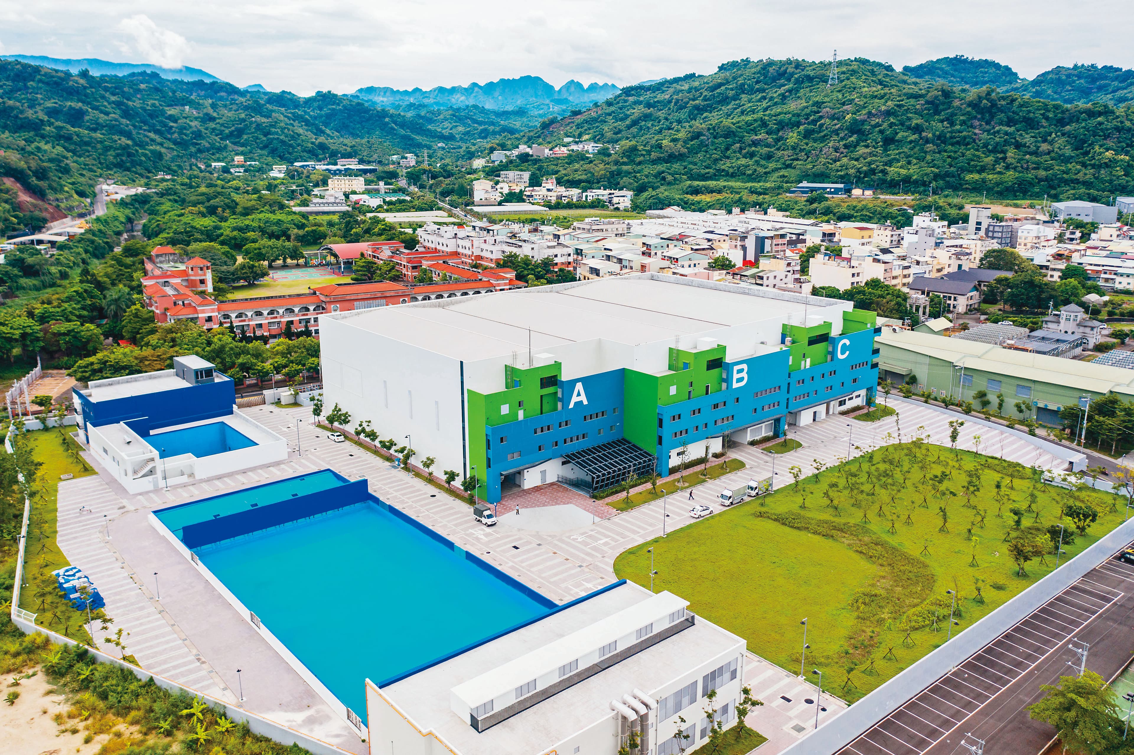 耗資近8億元打造的中台灣影視基地採公辦民營，並定位為「水特效拍攝基地」。