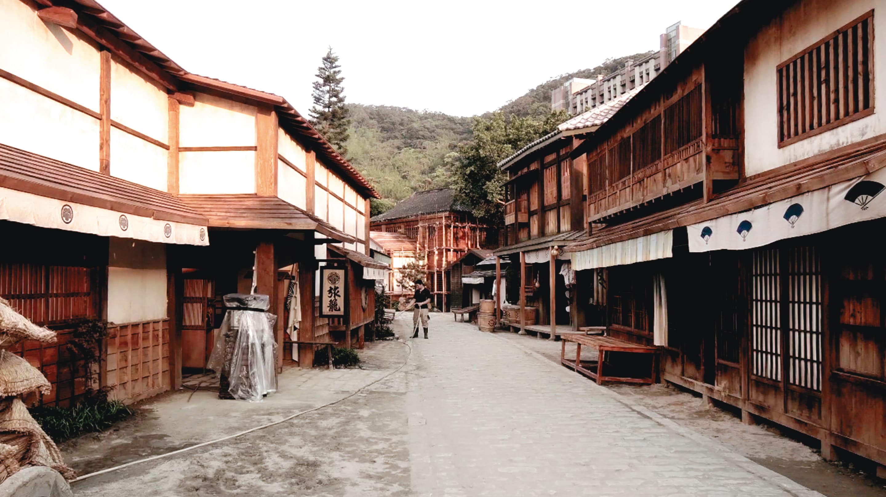 台北中影製片廠內的場地曾搭過《刺客聶隱娘》《沈默》等片場景，工班技術人員可按圖搭景。（中影八德提供）