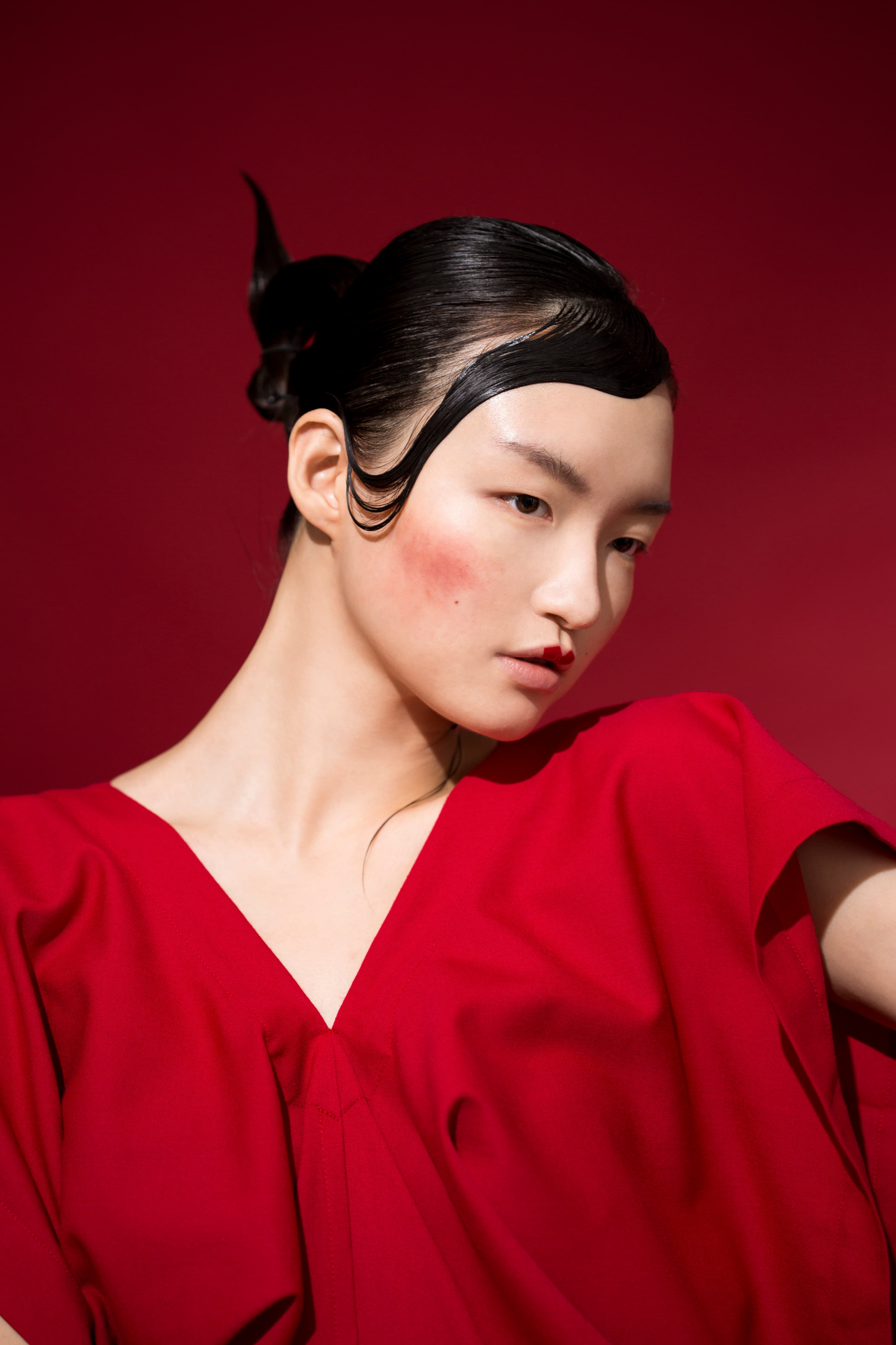紅色抓皺洋裝 NT$62,400 by ISSEY MIYAKE