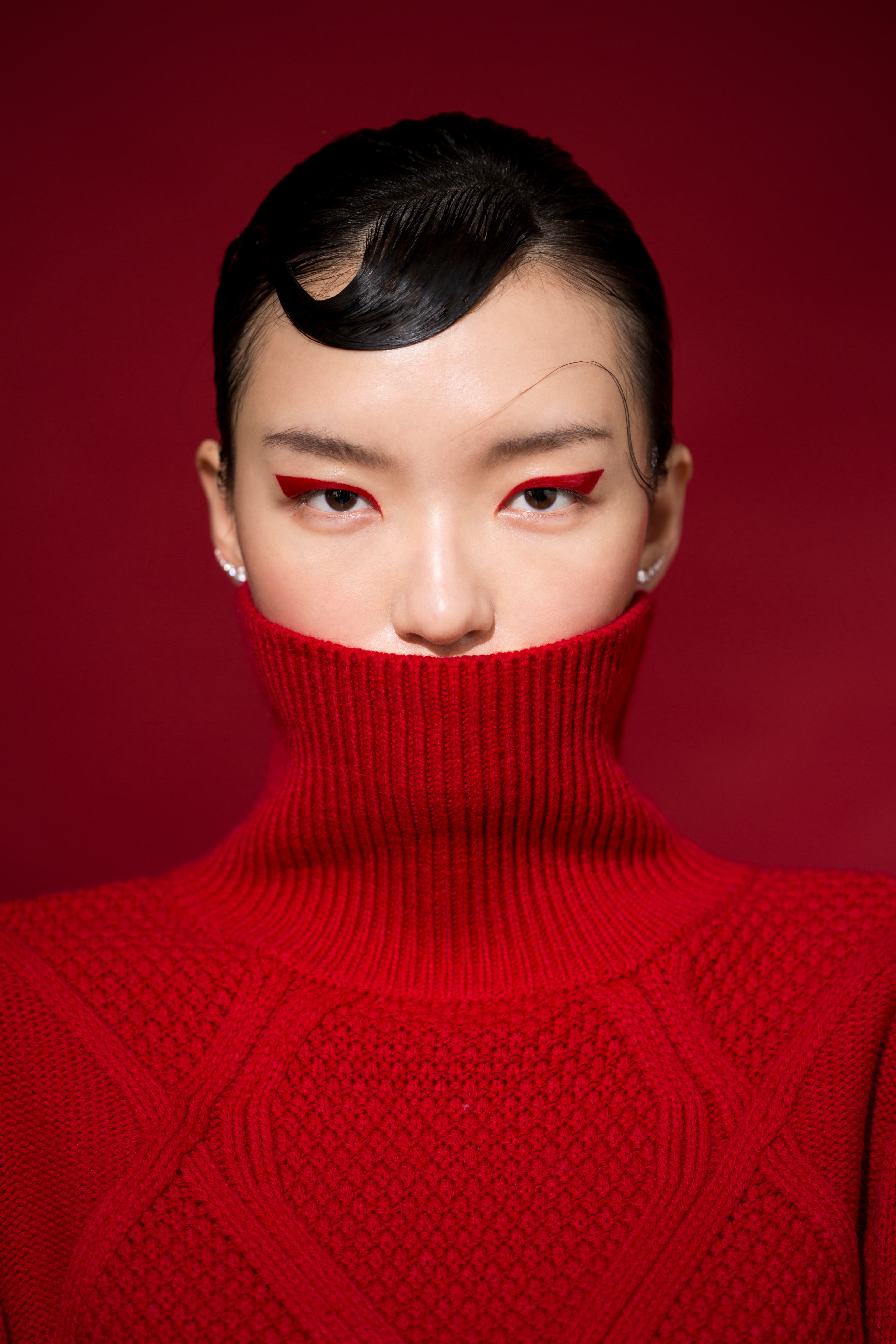 紅色針織高領毛衣 NT$1,499 by H&M／MOONSUN 穿孔耳環 NT$4,490 by SWAROVSKI