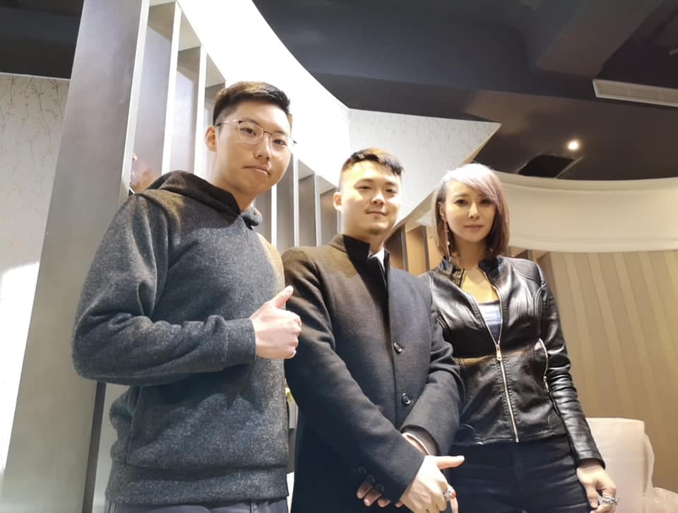 邱惠美（現改名邱子玹）（右1）被小鮮肉馬偉恩（左1）求婚。（翻攝自邱子玹臉書）