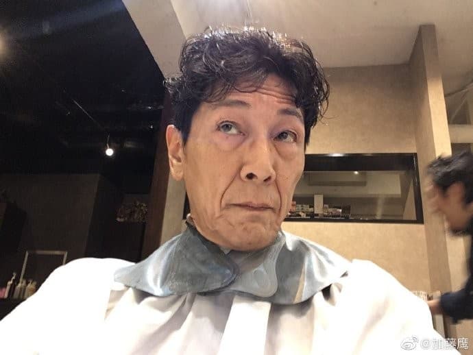 加藤鷹公布了自己已經「生鏽」的金手指以及皺紋滿臉的自拍，讓粉絲難以置信。（翻攝加藤鷹微博）