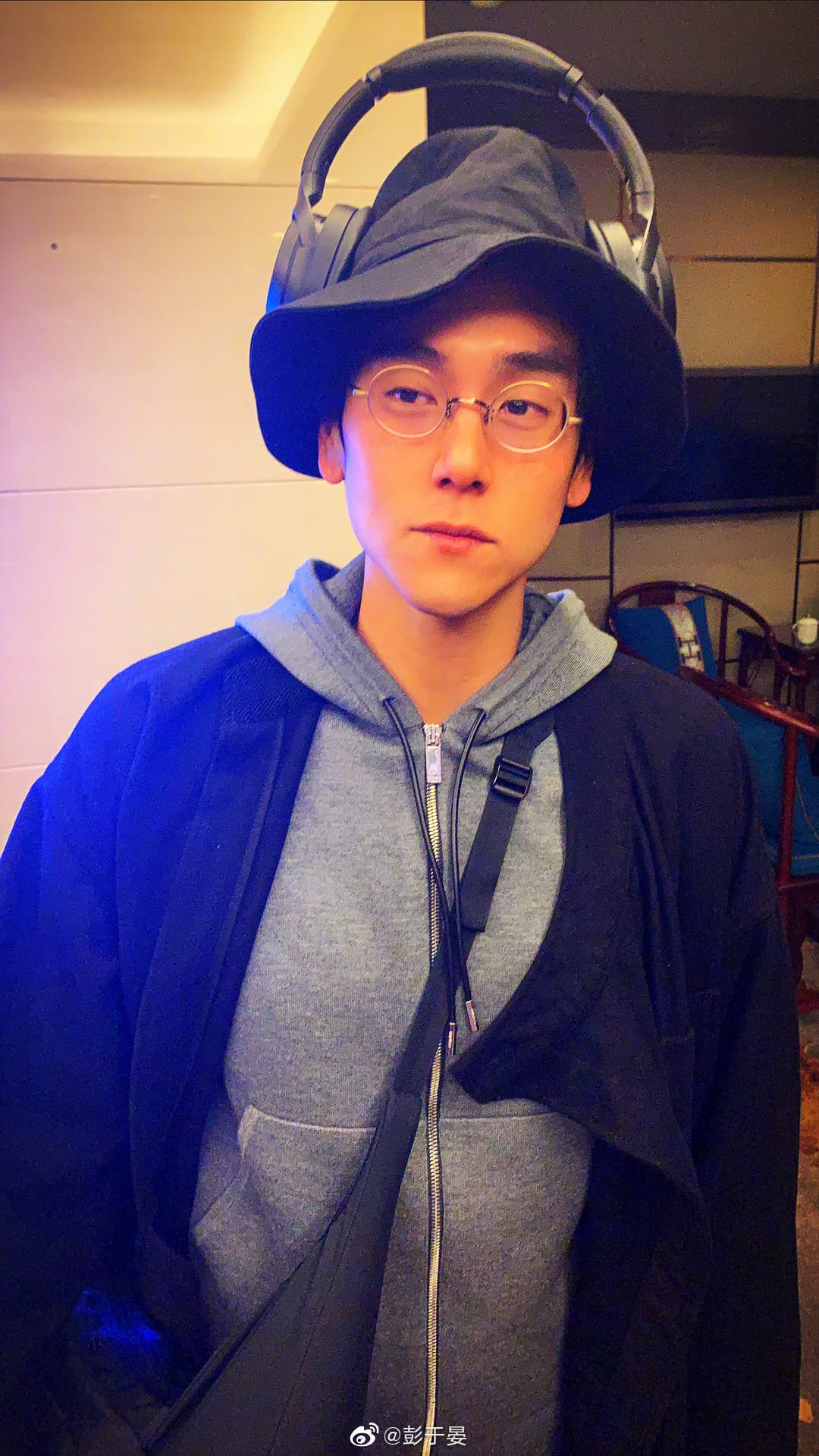 平常帥氣的彭于晏，也會在微博分享自己的矬照，完全不怕毀形象。（彭于晏微博）