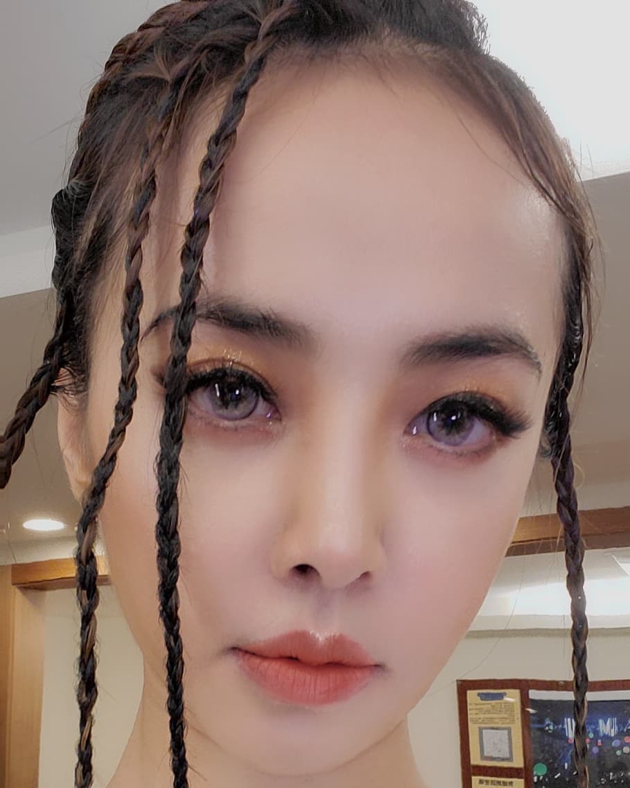 蔡依林遭網友抓包，疑似修圖到牆壁扭曲。（翻攝自蔡依林Instagram）