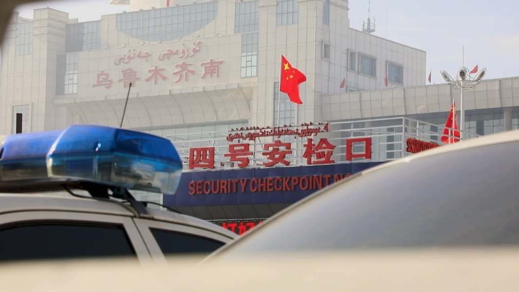 中共政府在新疆設立多處安檢。（公視提供）