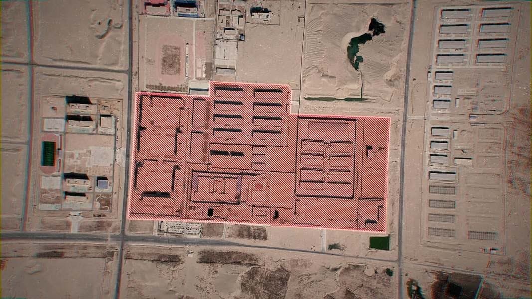 《新疆再教育營》指出Google Map上疑似為營地的範圍。（公視提供）