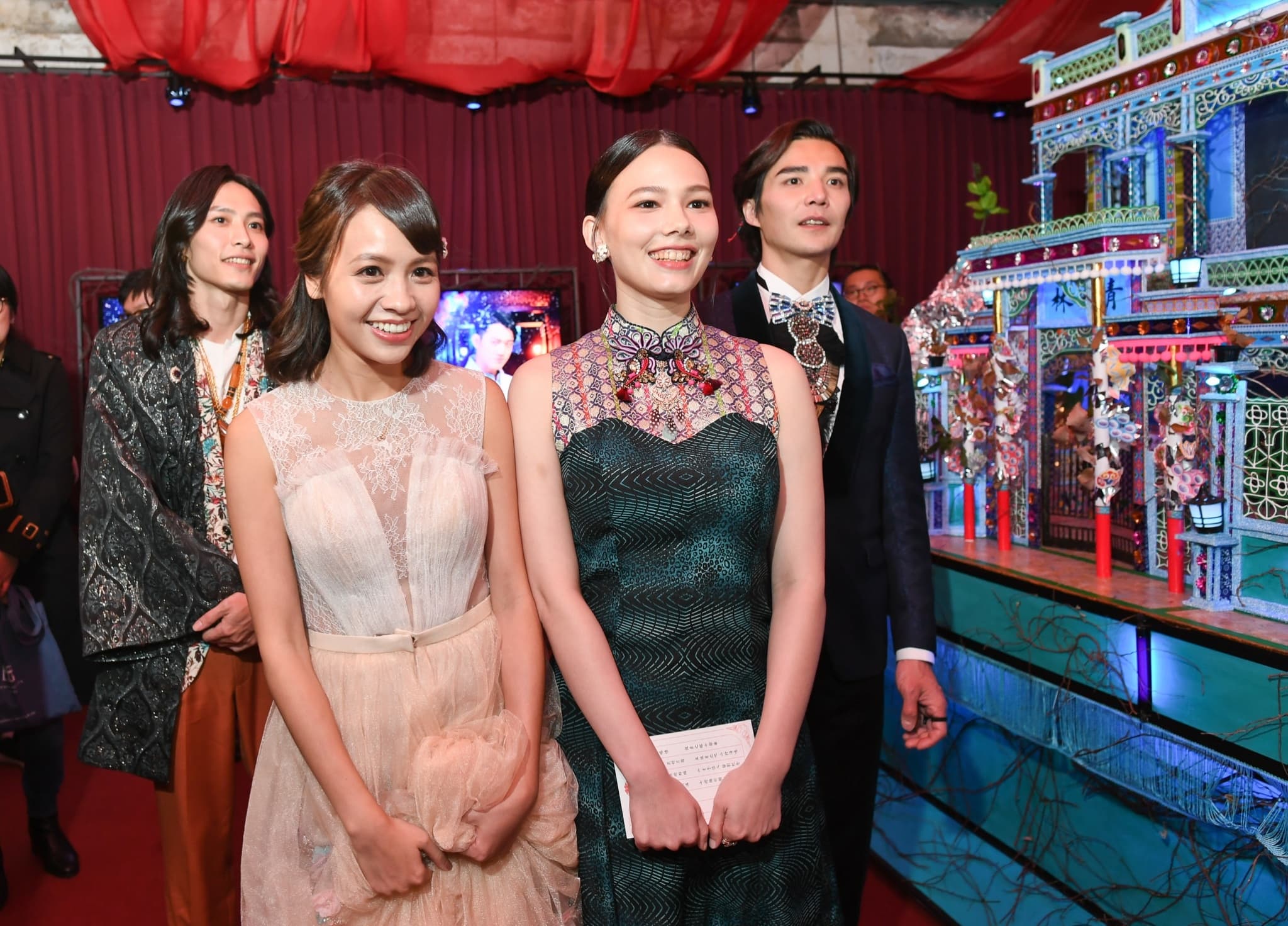 田士廣（左起）、黃姵嘉、紀培慧、林路迪，在「《彼岸之嫁》麗蘭的婚禮」特展，參觀糊紙文化藝術家張徐展根據劇情所打造的紙糊豪宅。 