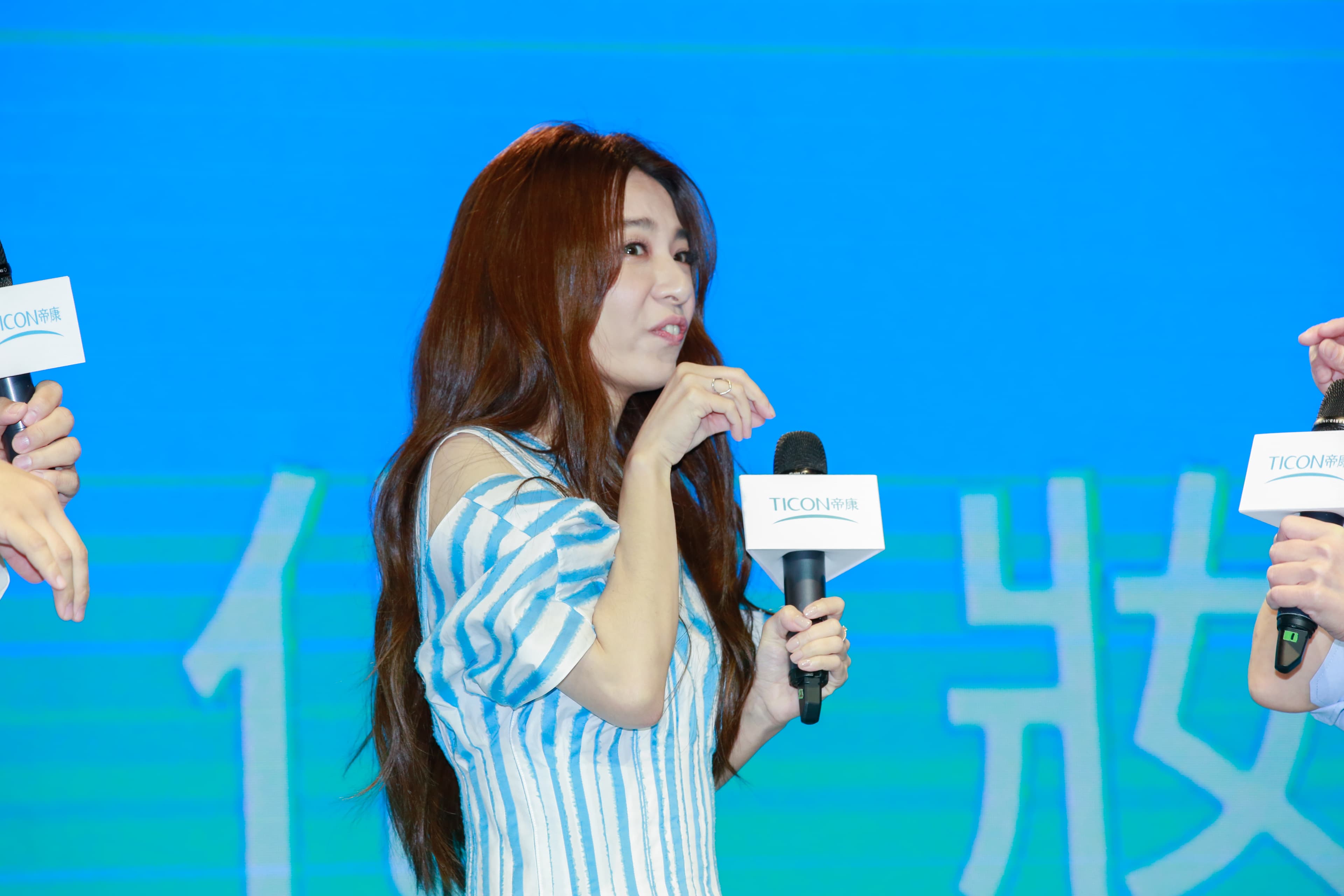 Hebe露齒演老鼠，相當逗趣。