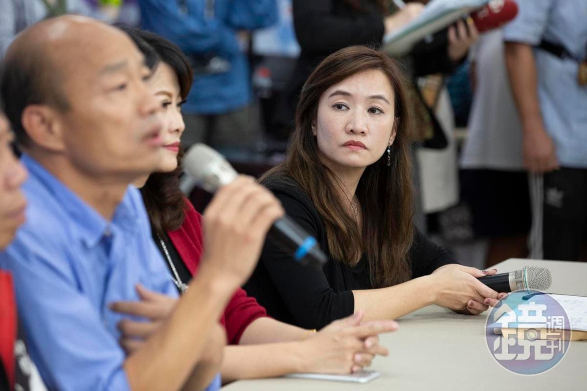 原本擔任高雄新聞局長的王淺秋（右），去年12月接任韓國瑜競選辦公室總發言人。
