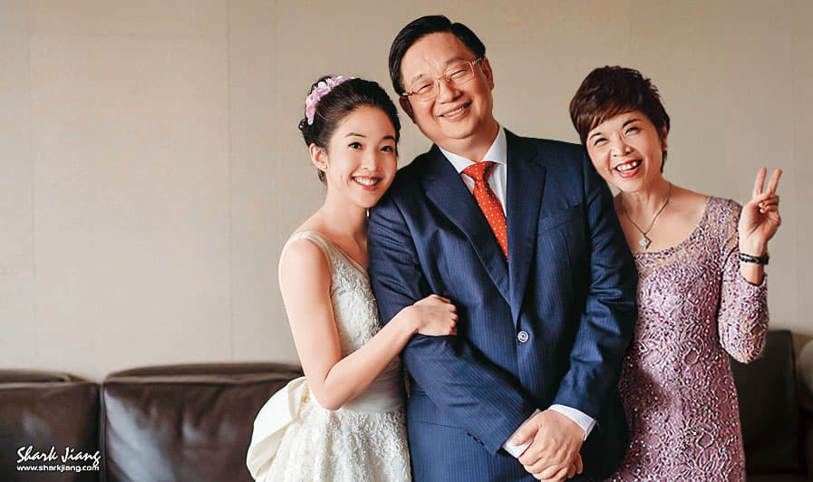 楊文虎（中）及王音之（右）夫婦潛逃美國藏匿半年，獨留愛女楊宇晨（左）在台湮滅罪證及藏匿犯罪所得遭收押至今。（翻攝婚攝鯊魚&Neo&狗狗）