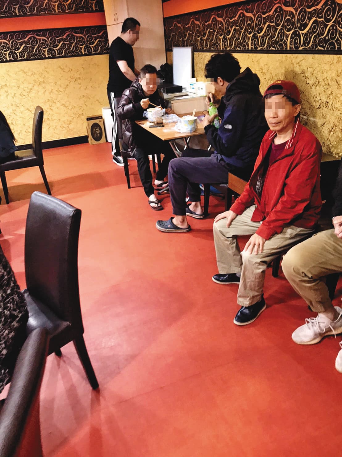 德州撲克玩法簡單、輸贏大，吸引不少賭客參與聚賭。沒上場的賭客，還可在場邊休息、用餐。（讀者提供）