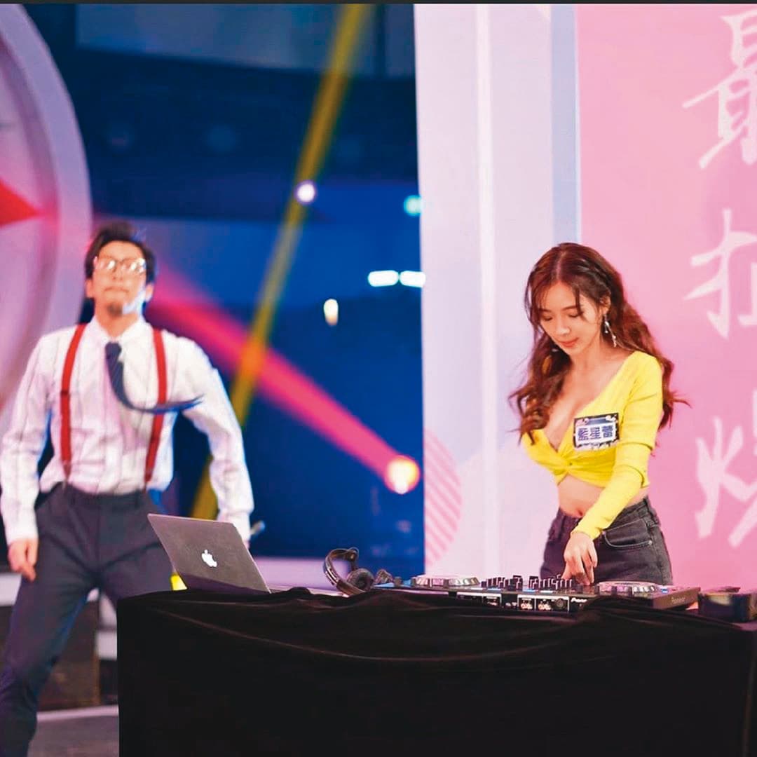 藍星蕾（右）18歲被經紀公司發掘開始學習電音，曾獲得亞洲百大DJ第47名。（翻攝自藍星蕾IG）