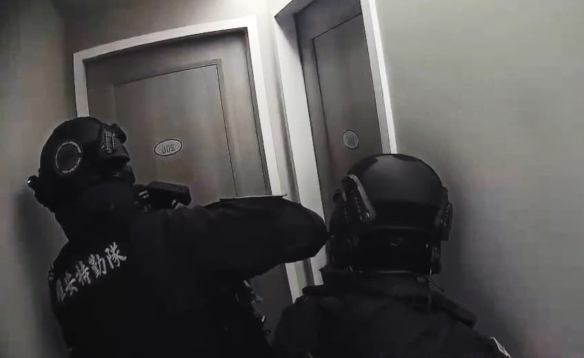 警方動員荷槍實彈的特勤隊員掃蕩賭場及選舉賭盤，展現執法決心。（刑事局提供）