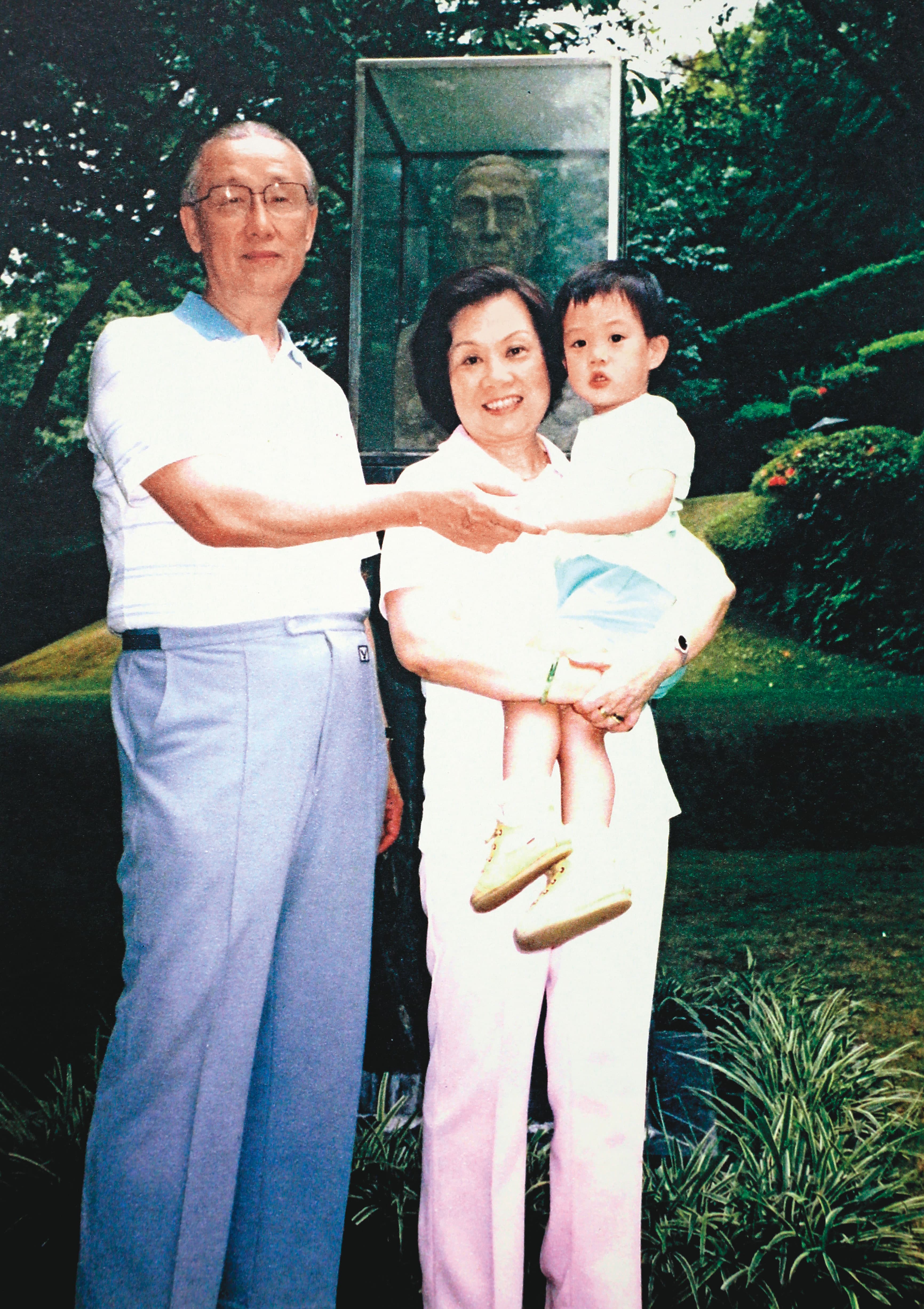 辜振甫生前與妻子辜嚴倬雲對長孫辜公怡相當疼愛。圖為3人合影。（台泥提供）