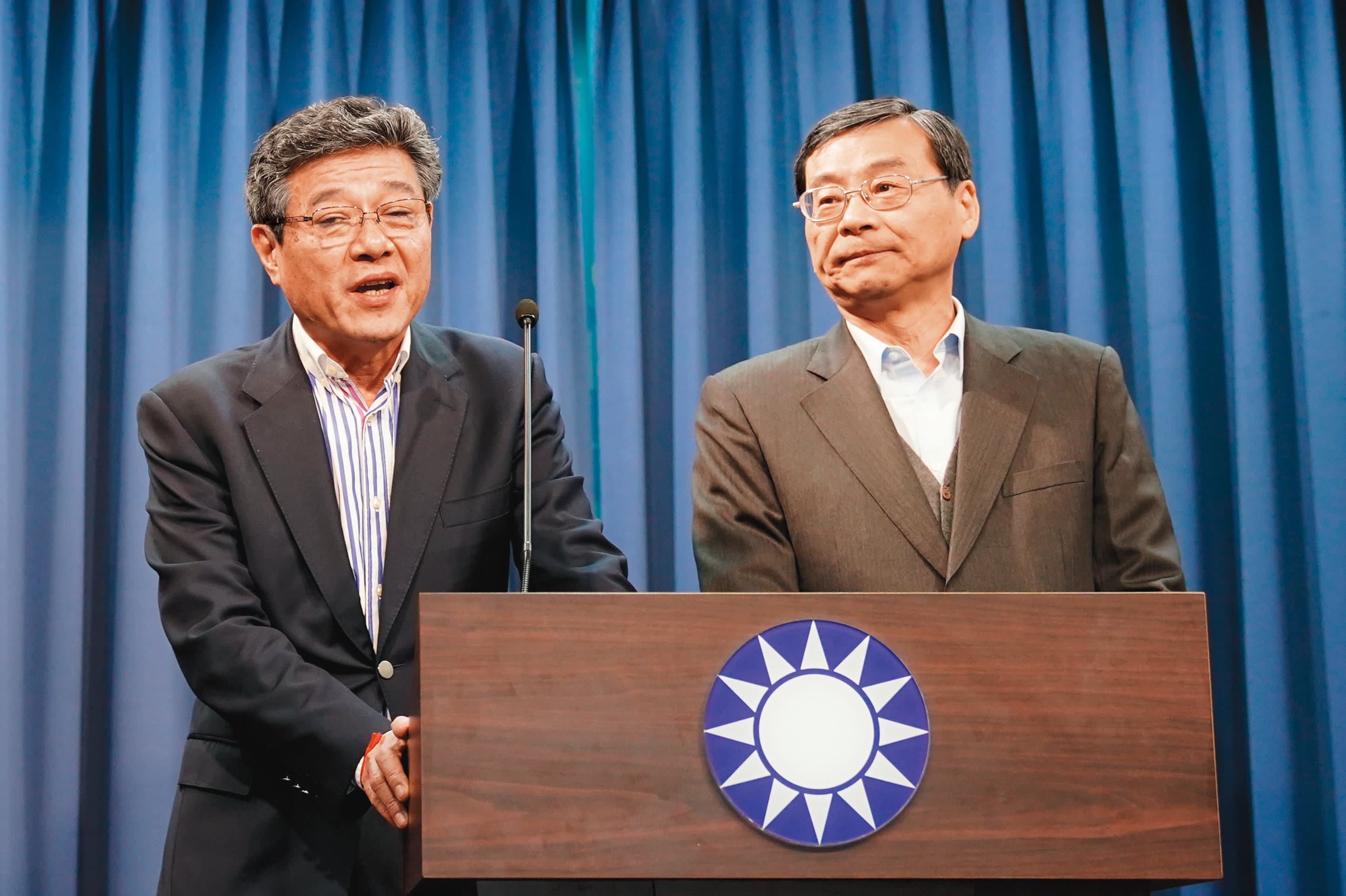 曾銘宗（右）在這場協調會中態度相當強硬，表示2020年大選後很可能政黨輪替，若不配合協助潤寅展延貸款各家銀行就看著辦。