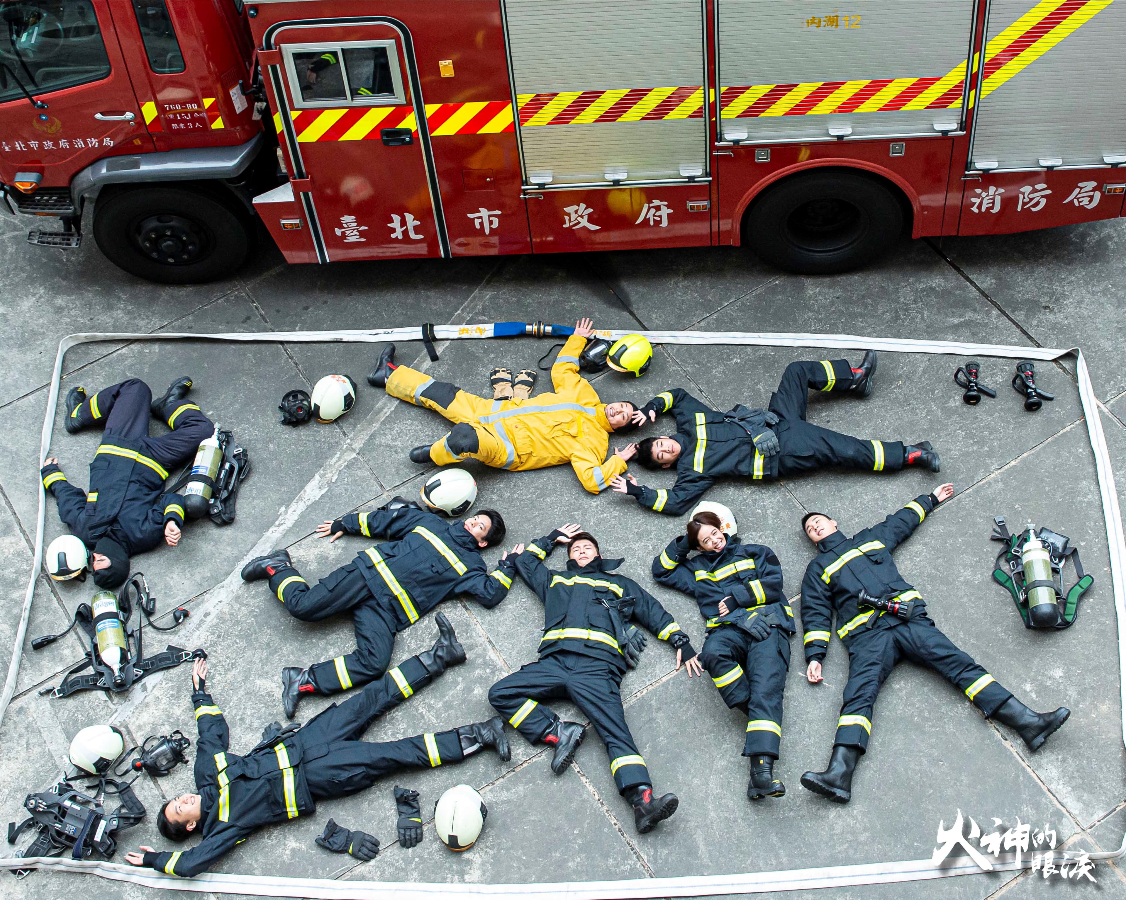 邱木翰（左起）、林柏宏、許元康、溫昇豪、陳庭妮、謝章穎、胡釋安拍攝「真人開箱挑戰」。（圖／公共電視提供）