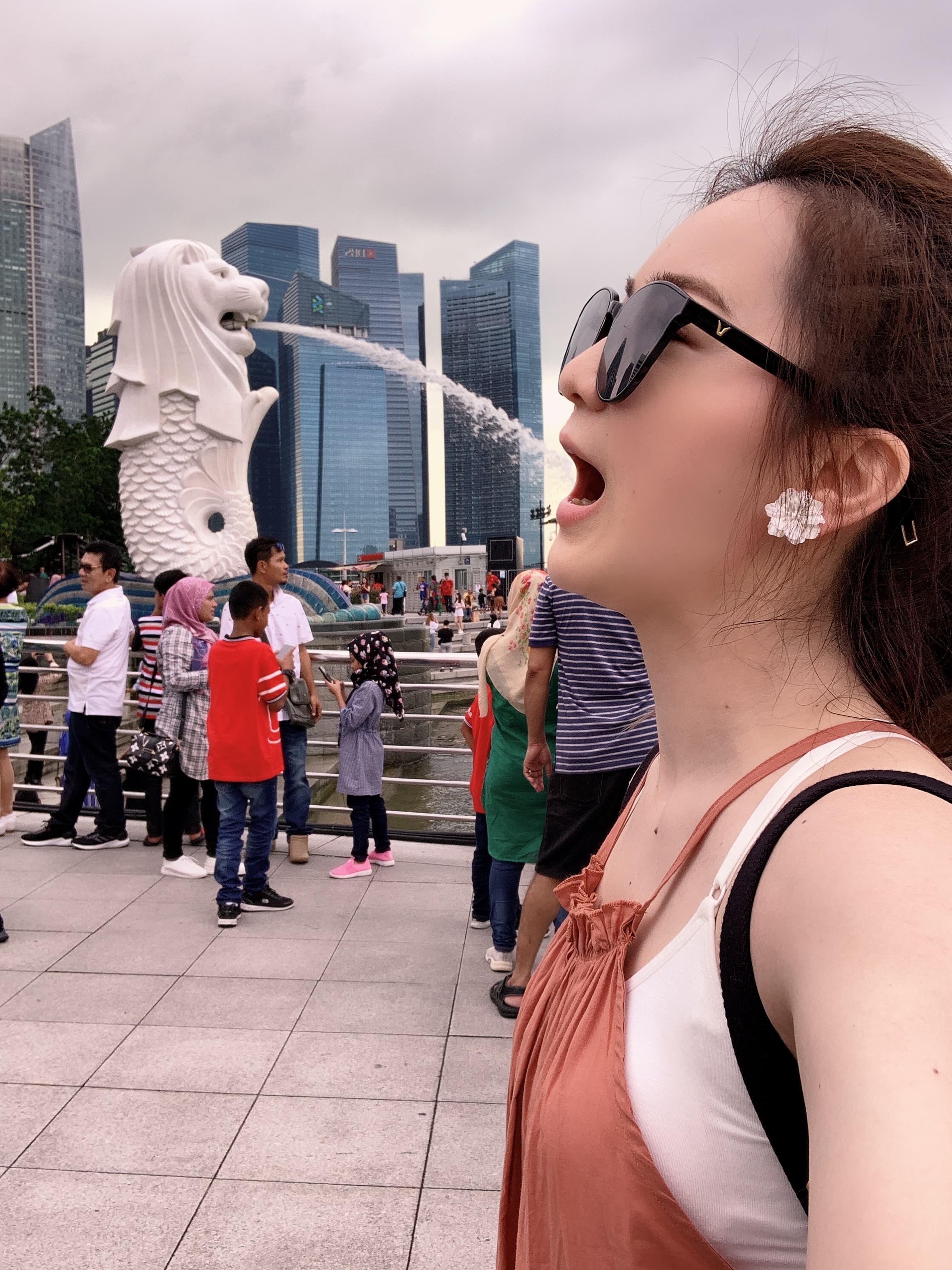 游詩璟揪閨密遊新加玻苦無豔遇，自嘲：不合當地口味。（圖／寶麗來國際娛樂提供）