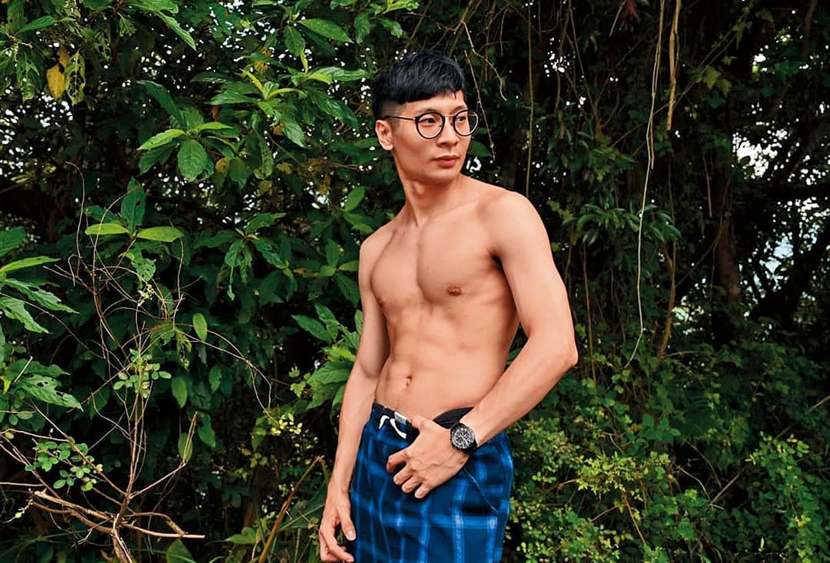 逸祥雖然因為貧窮又小氣，跟前女友的婚事告吹，但靠著主持情色節目大享豔福。（翻攝自逸祥IG）