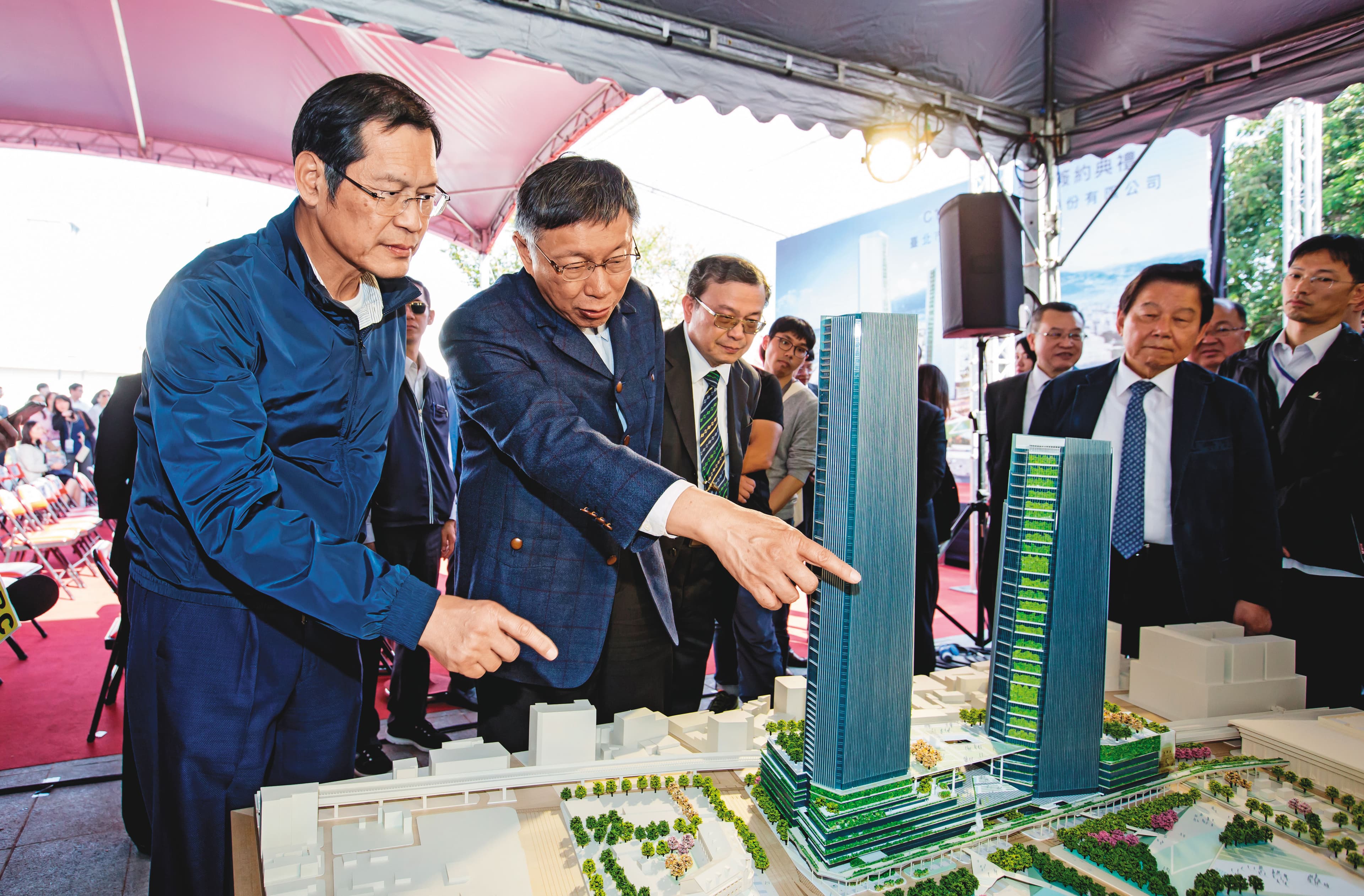 許崑泰（左1）拿下台北雙子星開發案，台北市長柯文哲（左2）和他簽約後一起討論雙子星的未來規劃。