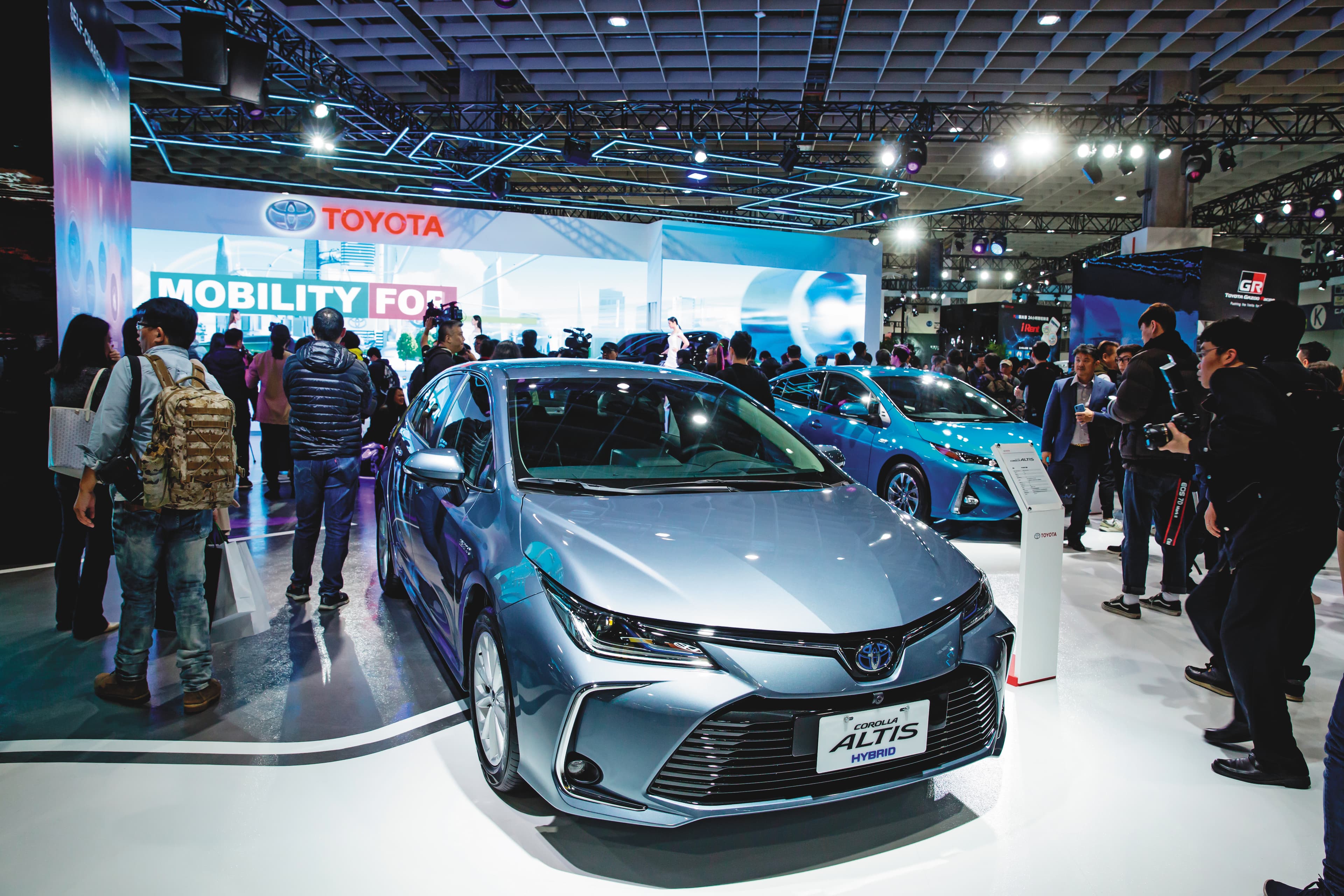 台北車展TOYOTA攤位上擠滿了看車人潮，旗下暢銷神車ALTIS依舊相當熱門。