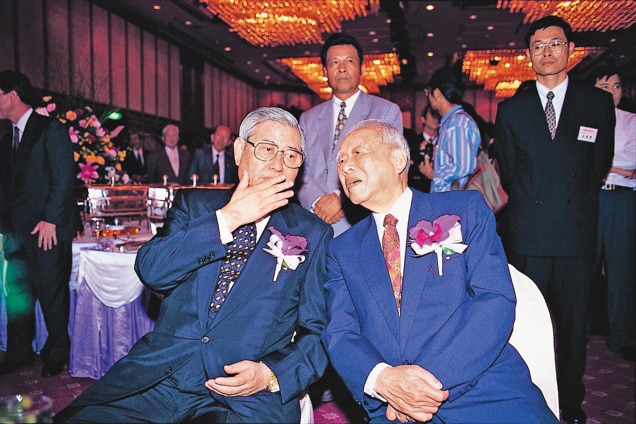 和泰集團是由已故前味全董事長黃烈火（右）創立，現任總裁蘇燕輝（左）則是壯大和泰的重要推手。（今周刊提供）