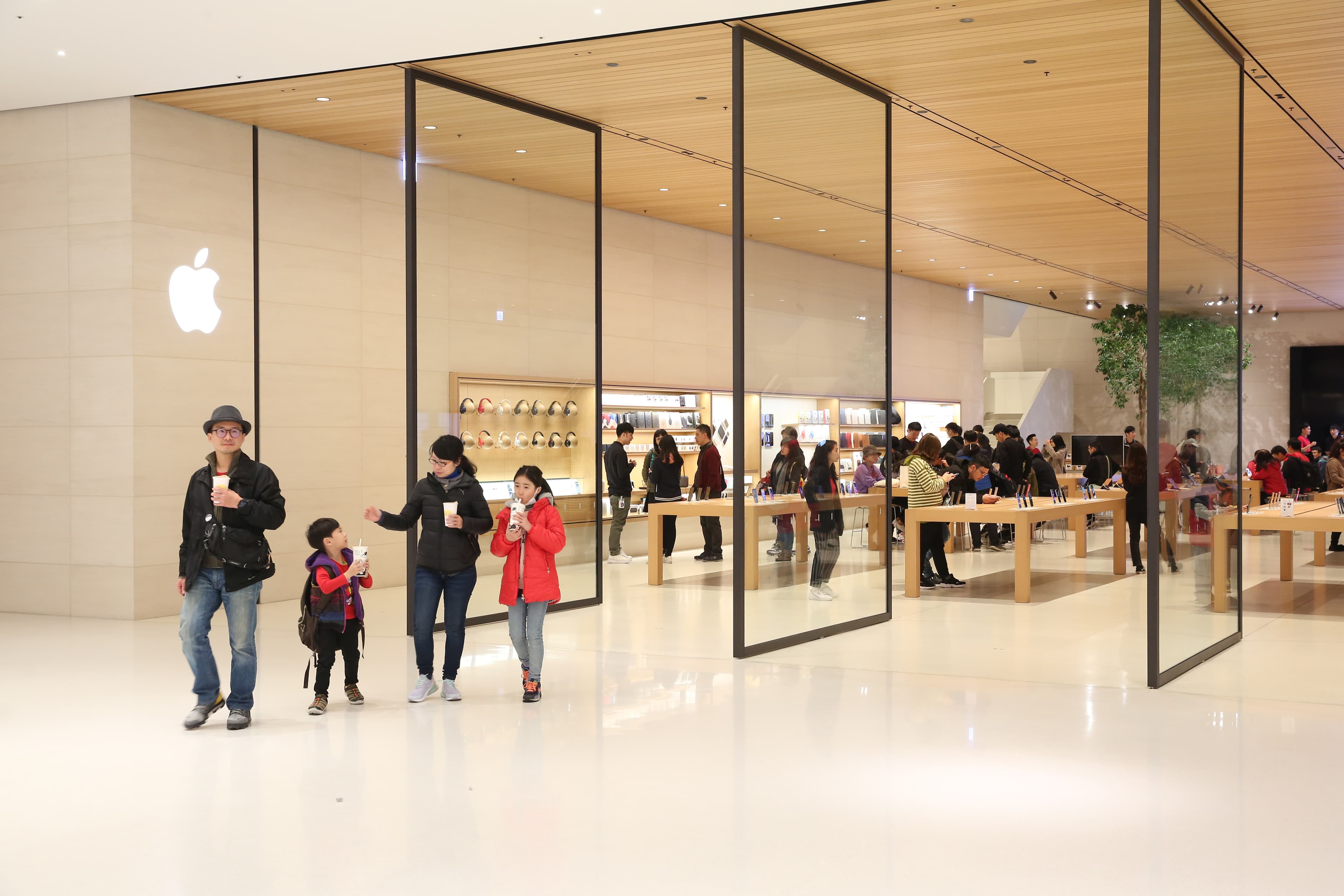 遠百信義店引進多個獨家品牌，像蘋果就在一樓開出全球第一個海外旗艦店。