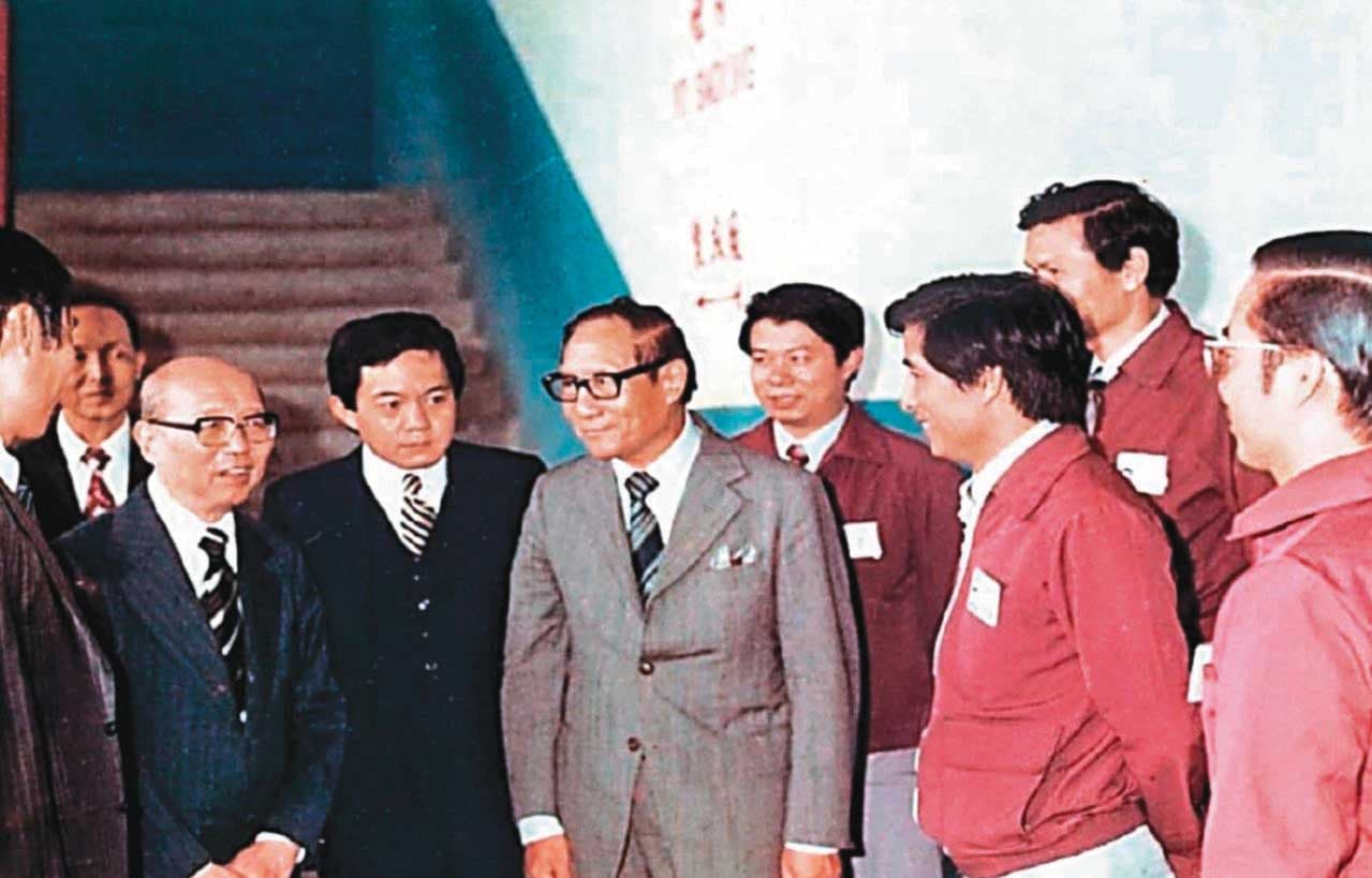 遠百由徐有庠（灰色西裝）創立，早期徐旭東（前排左三）也都在一旁協助公司發展。（遠百提供）