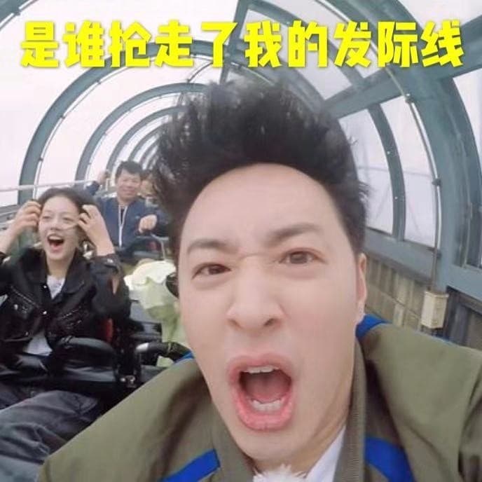 潘瑋柏近日因在雲霄飛車中曝光超高髮際線，讓網友掀起熱烈討論。（翻攝微博）