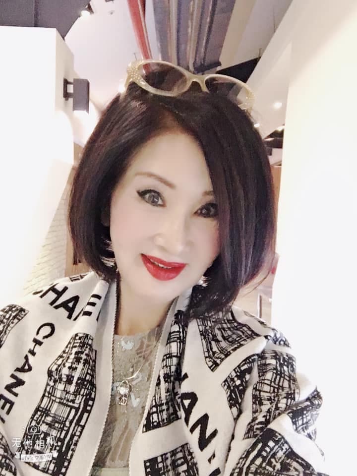恬娃向來那裡熱鬧哪裡去，婚喪喜慶皆不放過。（圖/翻攝自范月娟臉書）