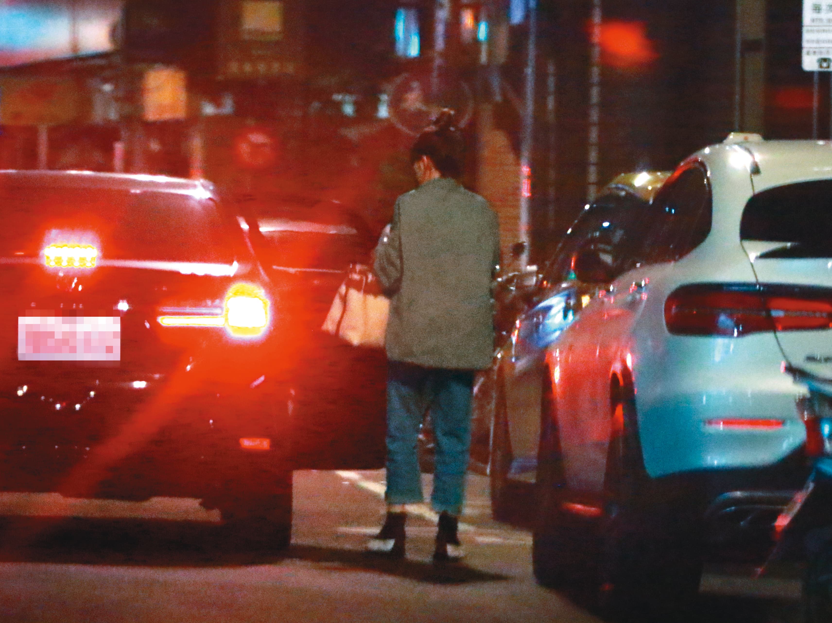 02:06 王柏傑下車後，車子駛近王家，又有一名妹仔下車，可見女生早在車上。