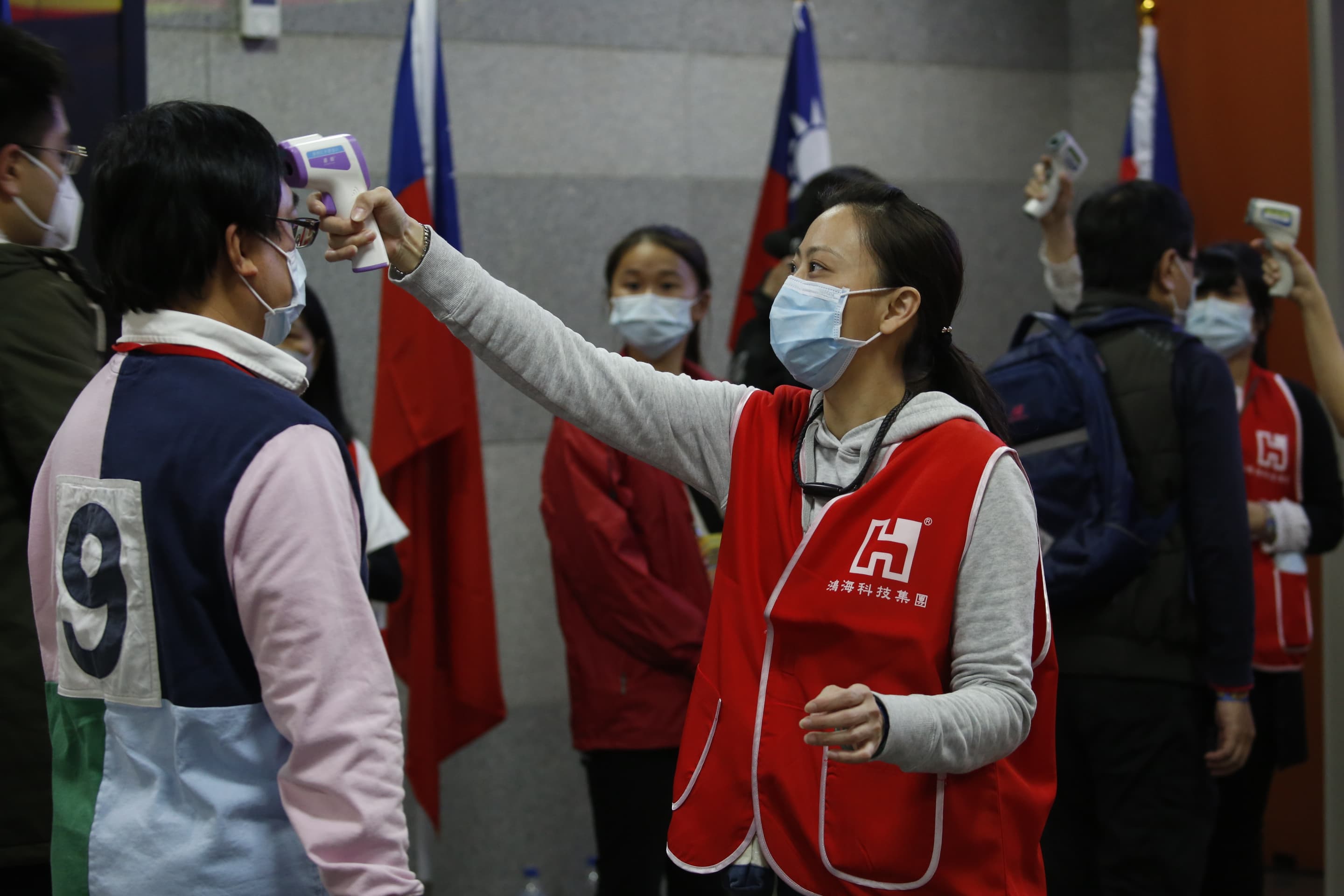鴻海尾牙一大早就在門口放置了口罩與安洗手液，員工與眷屬進入會場時還得量測體溫。