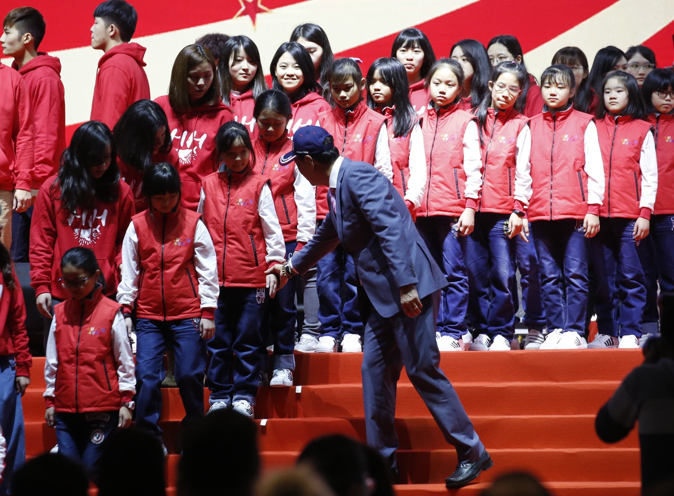 郭台銘宣布，將要把原本的0-3歲公司養的政策，擴大到0-6歲公司養。