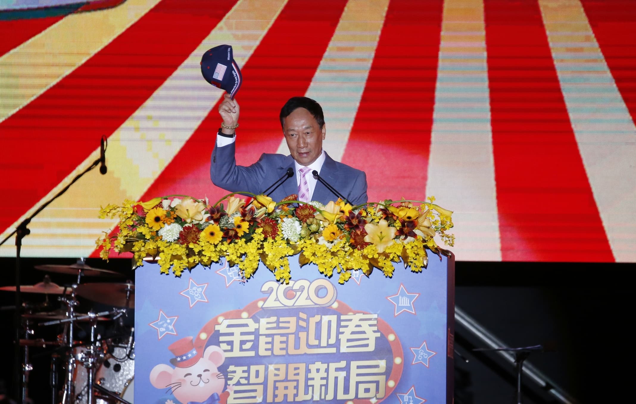 劉揚偉提出三個感謝，感謝創辦人郭台銘45年來堅忍用心，讓鴻海成為台灣之光、世界第一與電子製造龍頭。