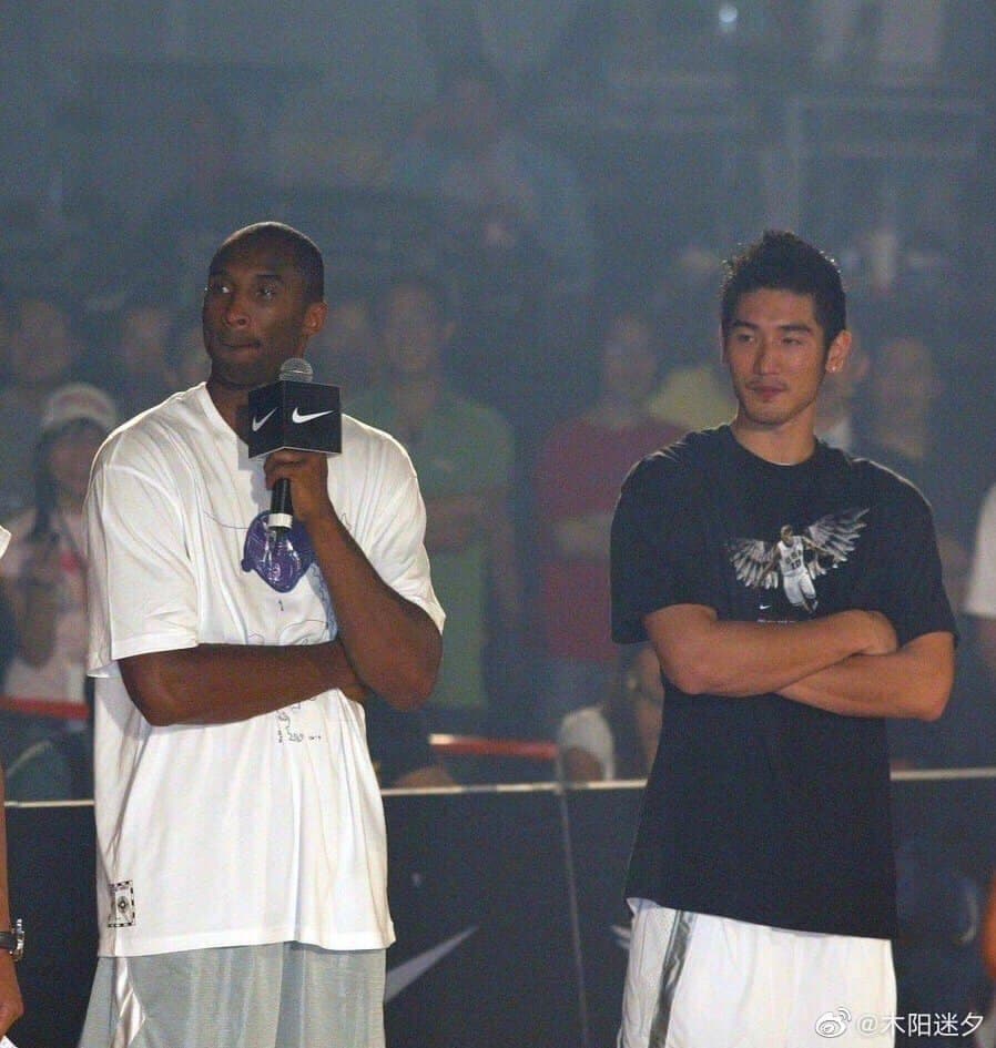 喜愛籃球的高以翔，曾和偶像Kobe同框，兩人合照在網路上瘋傳。（翻攝自IG）