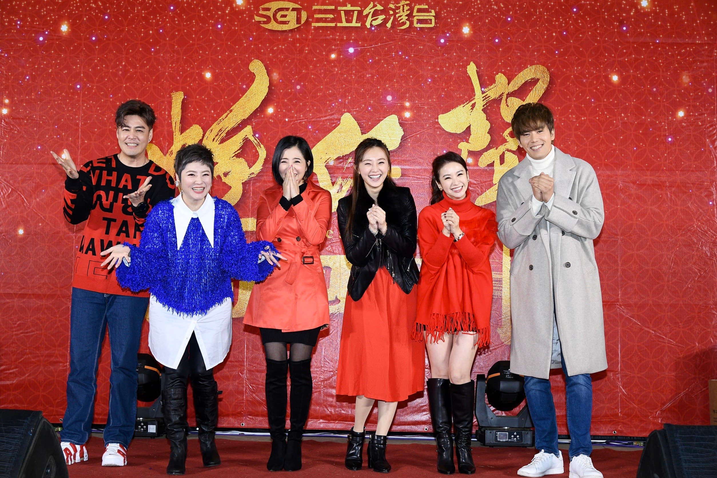 陳小菁（右2）、劉沛緹（左2）、李亮瑾（左3）、璟宣（右3）難得開金嗓，劉至翰（左1）與余秉諺（右1）則當綠葉在旁邊伴舞。（三立提供）