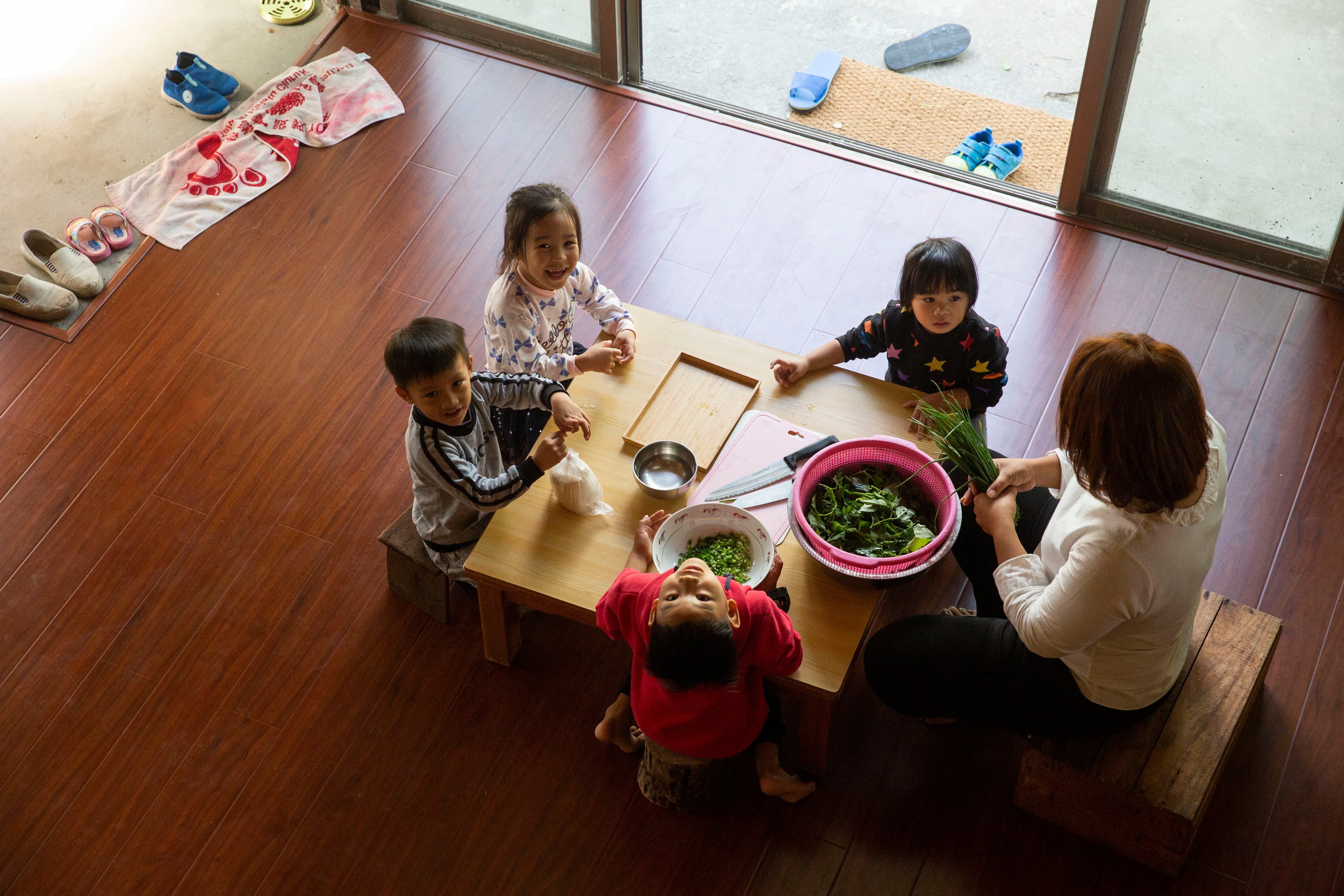 每週安排廚藝課、美術課、部落散步課，一進入教室，每個人都要講全母語。