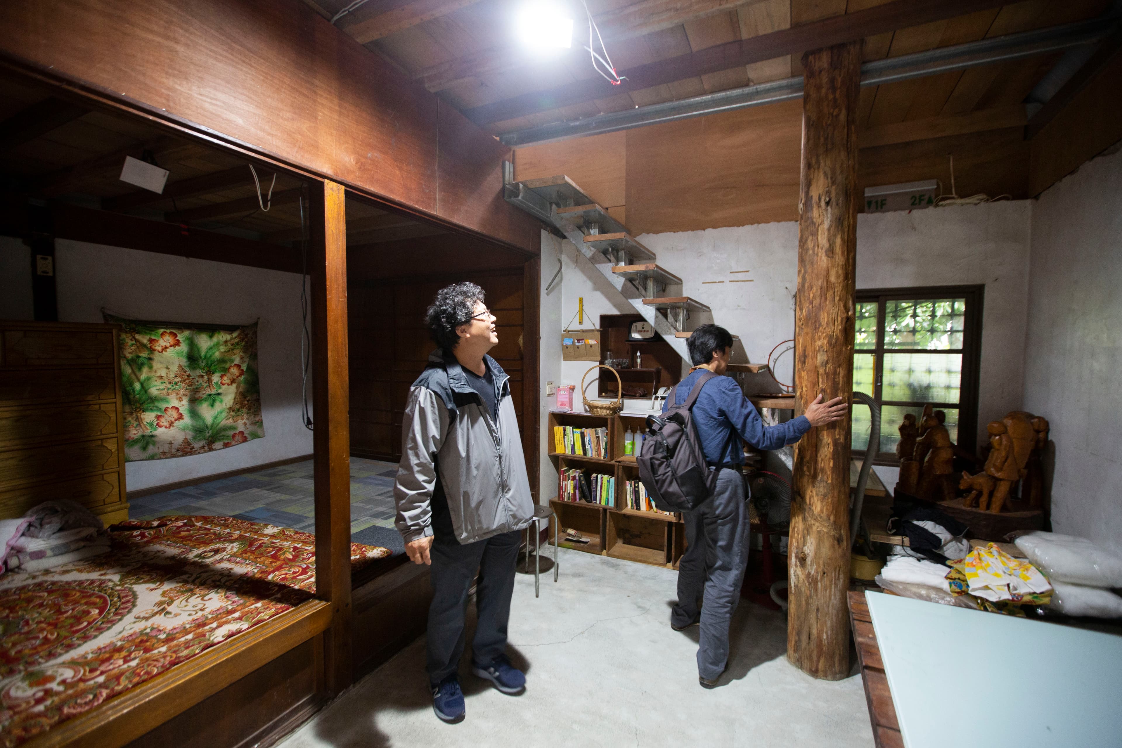 在經費不足、硬體拮据的狀況下，馬躍（左）仍堅持去年9月開辦部落河邊教室。