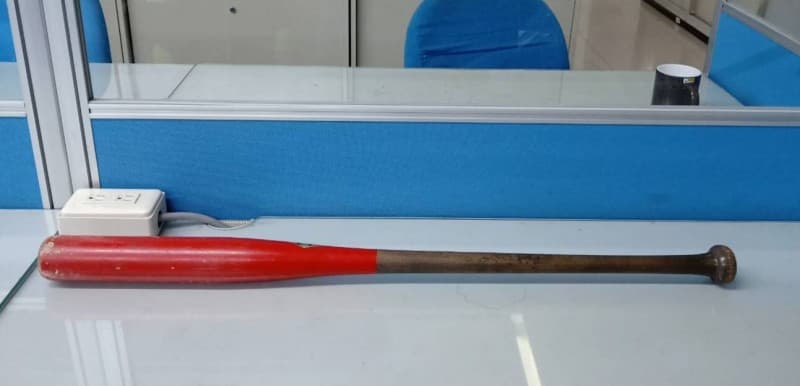 警方找到砸車的棍棒。（讀者提供）
