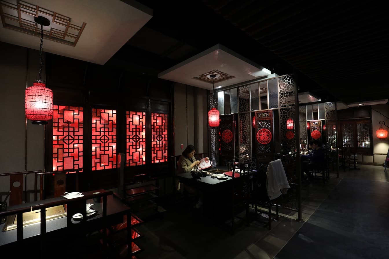 店內空間寬敞，注意桌與桌間間距，保有隱私空間。