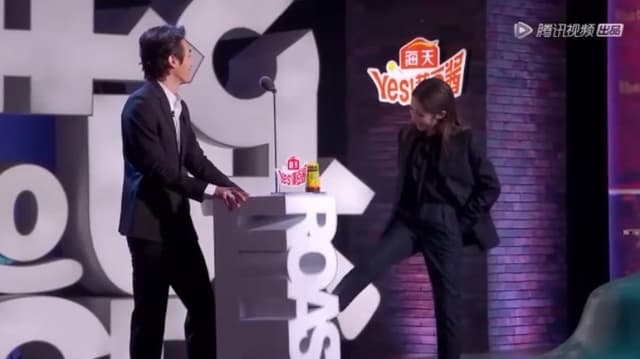 聽到男友笑她年紀大，蕭亞軒氣得來踹一腳。（翻攝傳媒小娛微博影片）
