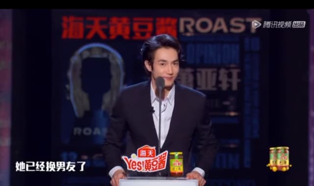 黃皓妙語如珠，逗得台下一陣爆笑。（翻攝傳媒小娛微博影片）
