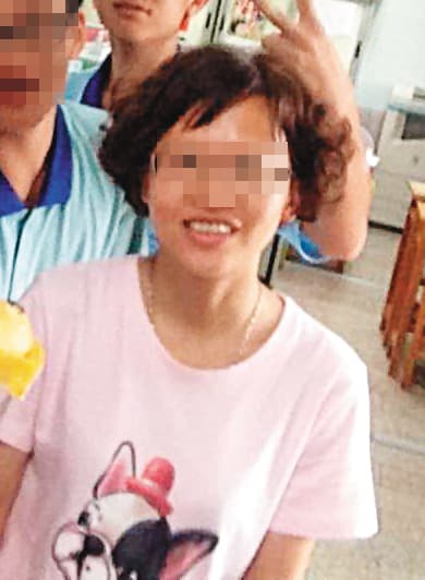 洪姓女老師多次在眾目睽睽之下，向已婚的男老師示愛。（翻攝臉書）