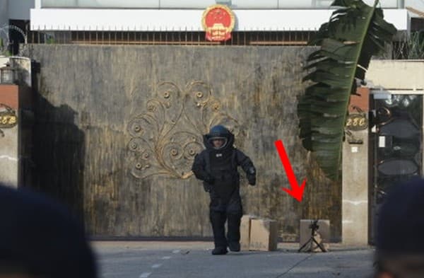 中國駐馬來西亞檳城總領事館外被放置了3箱不明物體，出動警方引爆後炸出滿天N95口罩。（翻攝微博）