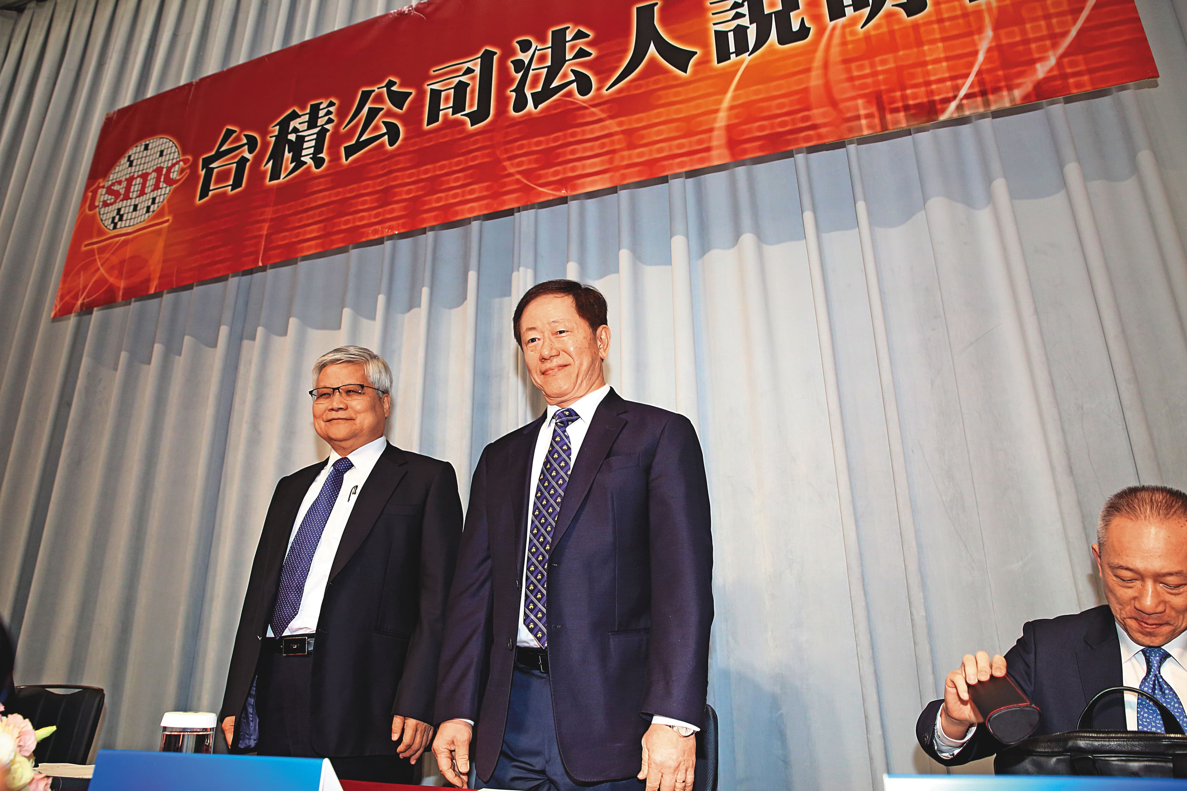 台積電法說會由董事長劉德音（右）與執行長魏哲家（左）共同主持，2人都看好公司前景。