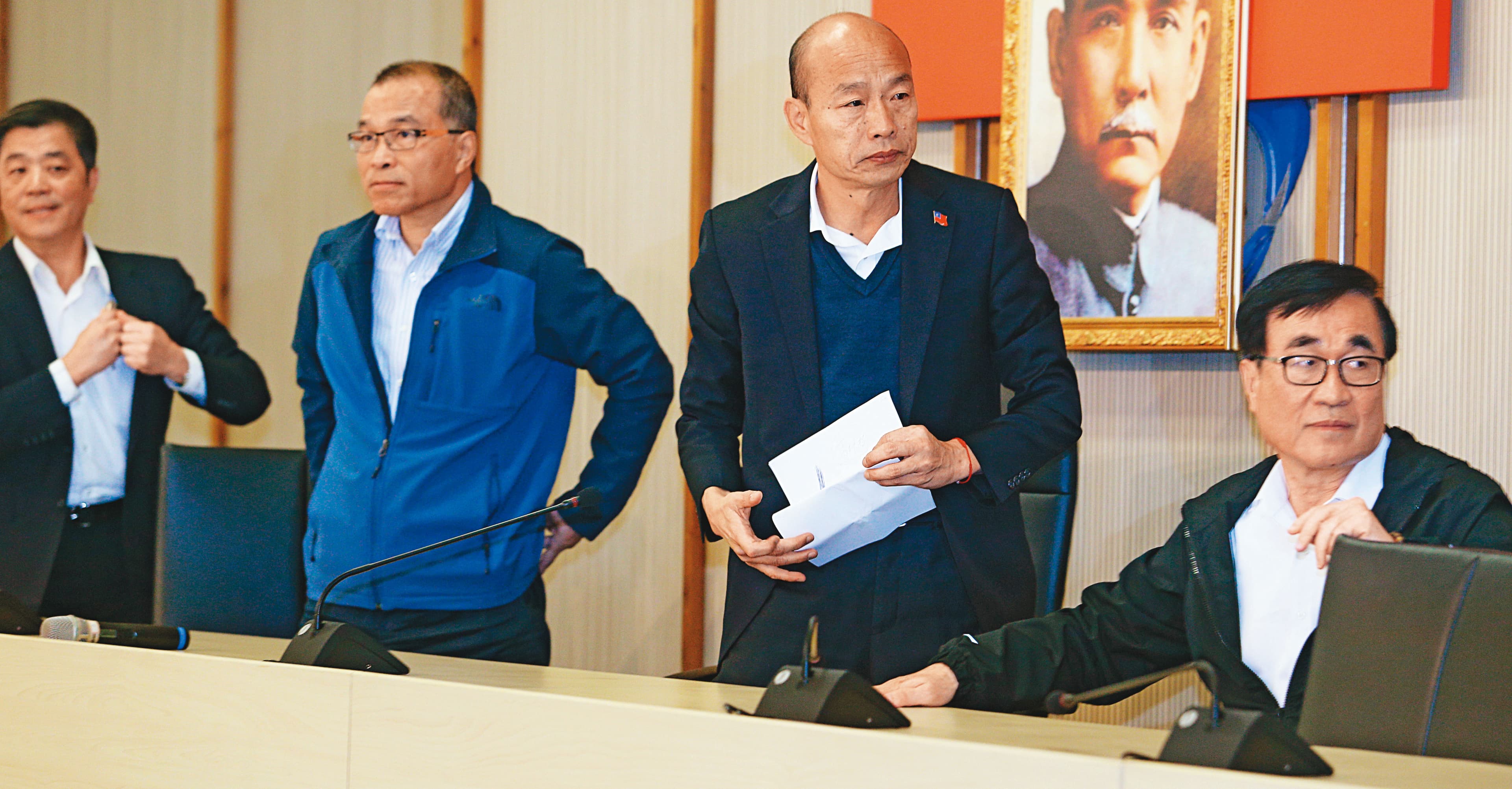 大選失利後，韓國瑜（中）重回市長角色，首場市政會議就下令拚有感施政，企圖為罷韓止血。（聯合知識庫）